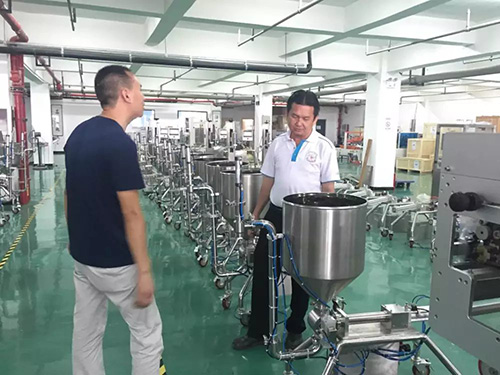 歡迎馬來西亞客戶參觀醬料包裝機(jī)生產(chǎn)現(xiàn)場(chǎng)(圖1)