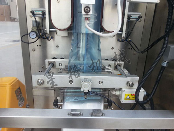 草莓醬料包裝機在食品行業(yè)的重要性(圖2)