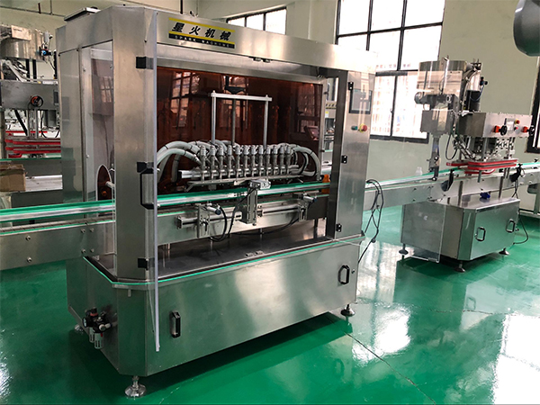 全自動辣椒醬灌裝機設備幫助企業省人工(圖1)