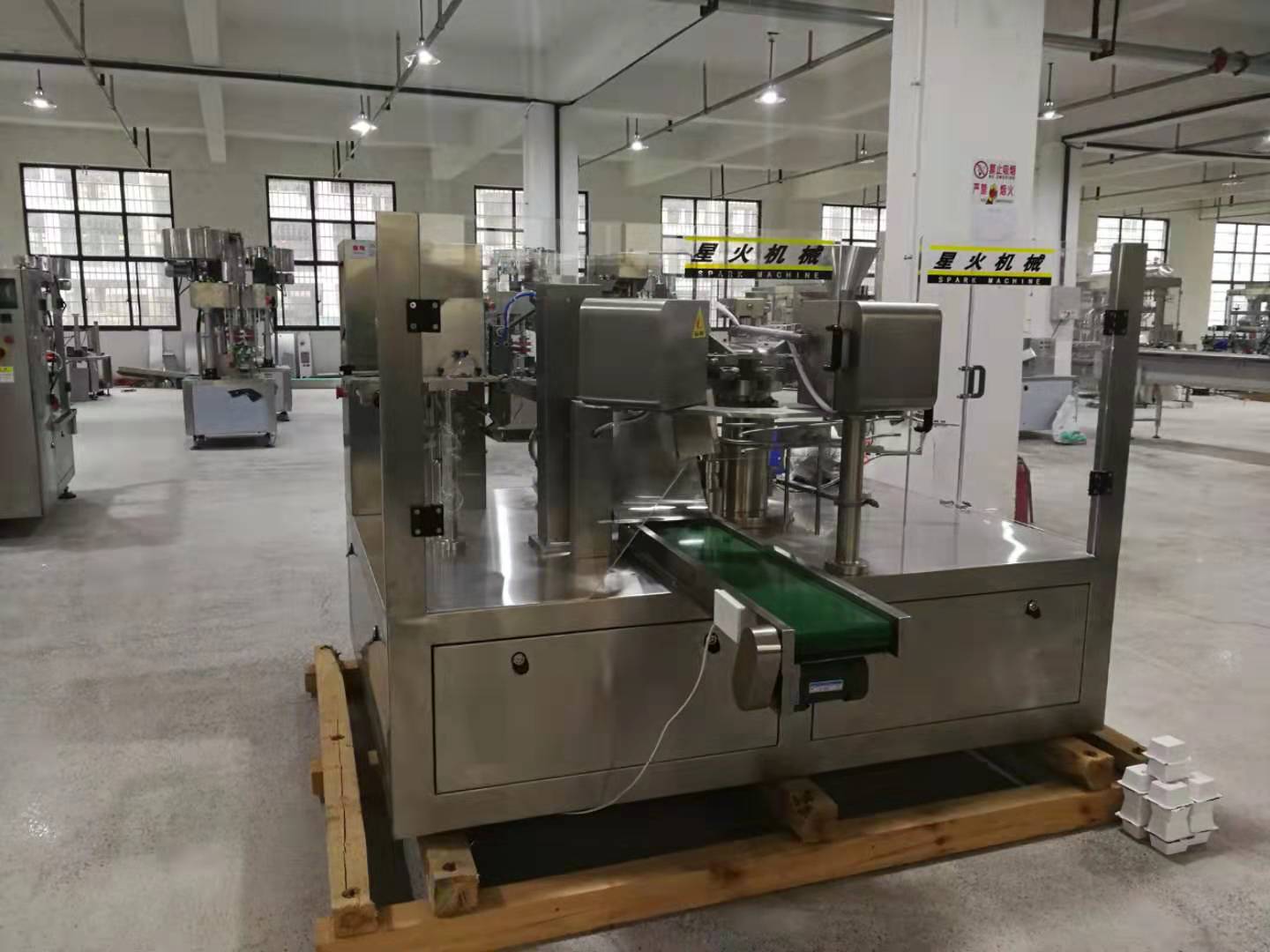 全自動給袋式醬料包裝機實現自動化、智能化(圖1)