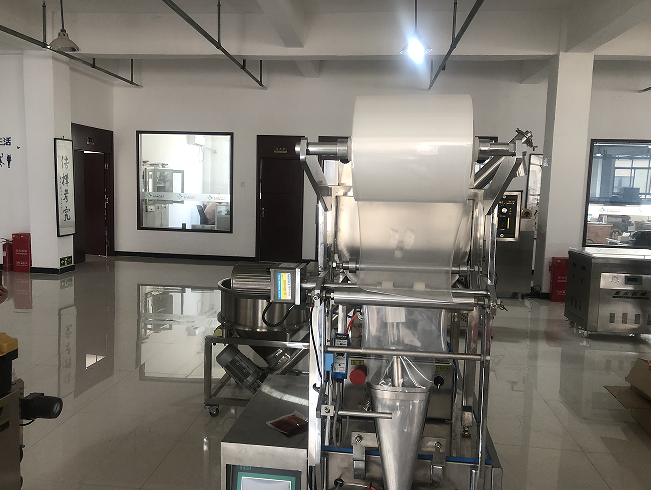 辣椒油食品包裝機(jī)-全自動(dòng)辣椒油生產(chǎn)線設(shè)備人性化服務(wù)(圖1)