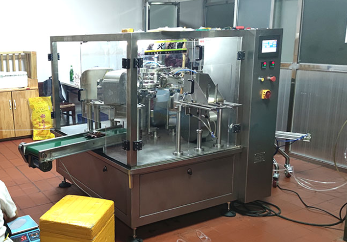 鮮椒醬自動包裝機(jī)更好的滿足我們的需要(圖1)