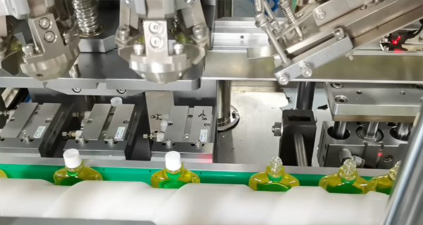 多品類兼容！自動灌裝旋蓋生產(chǎn)線成紅花油、風(fēng)油精企業(yè)新選擇(圖1)