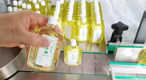 多品類兼容！自動灌裝旋蓋生產(chǎn)線成紅花油、風(fēng)油精企業(yè)新選擇(圖3)