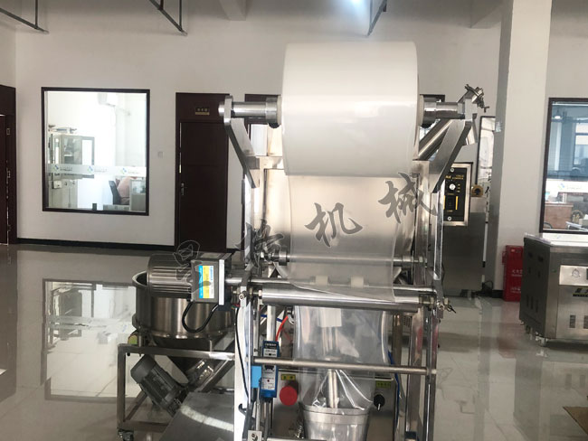 吃螃蟹的季節(jié)，怎么能少了全自動蟹黃醬包裝機(jī)(圖3)